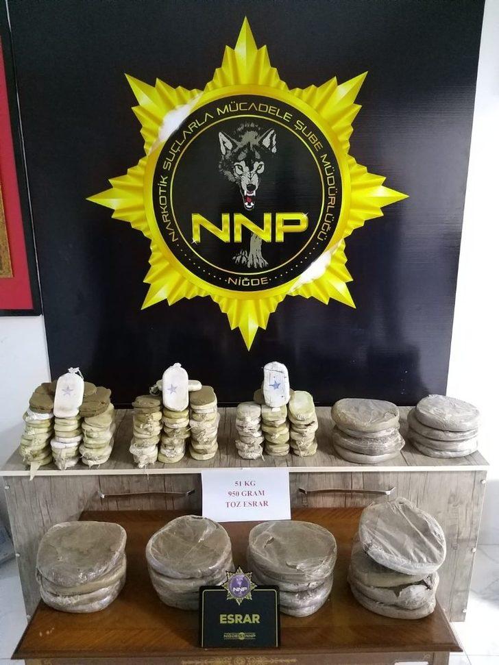 Muz kolileri içerisindeki 51 kilo esrarı Narkotik köpeği Cessi yakaladı G3