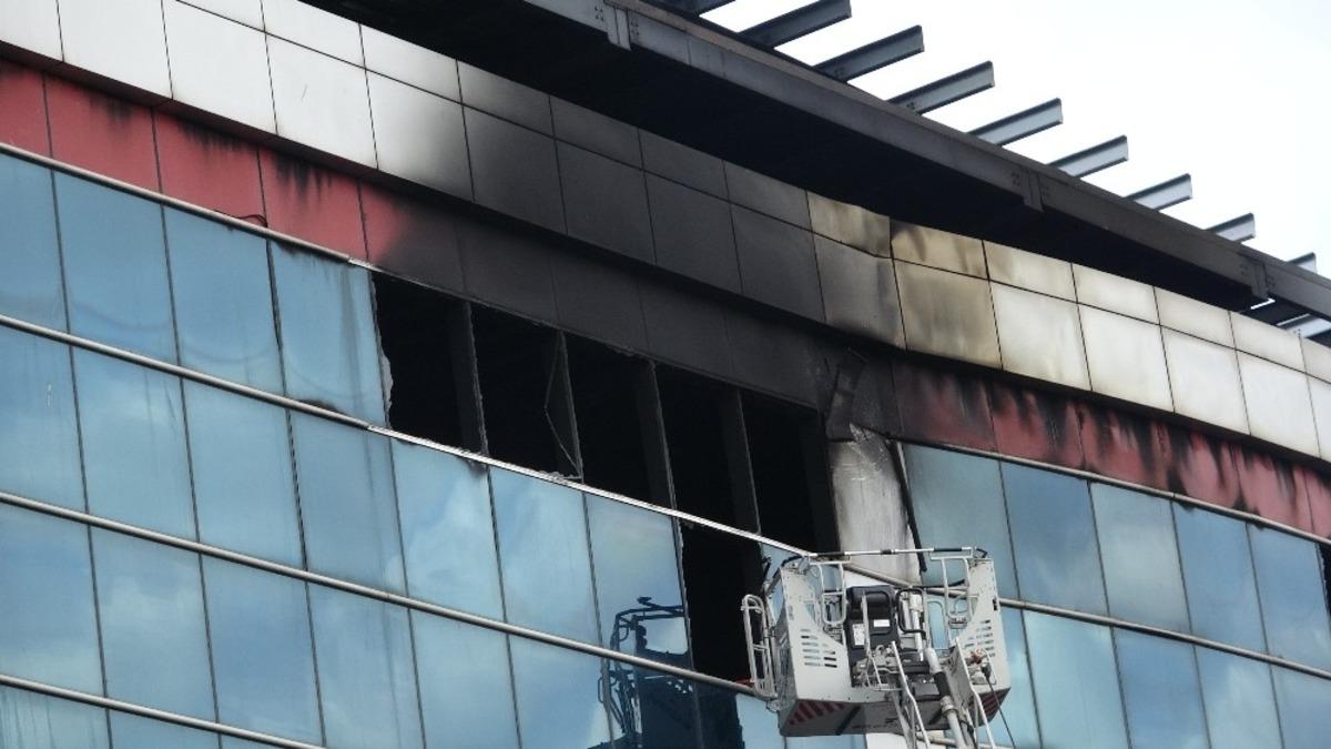 &Uuml;mraniye&rsquo;de yanan fabrikada itfaiye ekiplerinin &ccedil;alışması s&uuml;r&uuml;yor