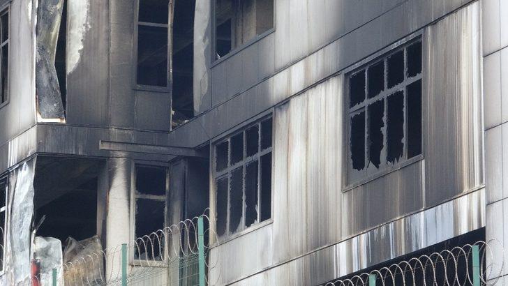 Ümraniye’de yanan fabrikada itfaiye ekiplerinin çalışması sürüyor G2