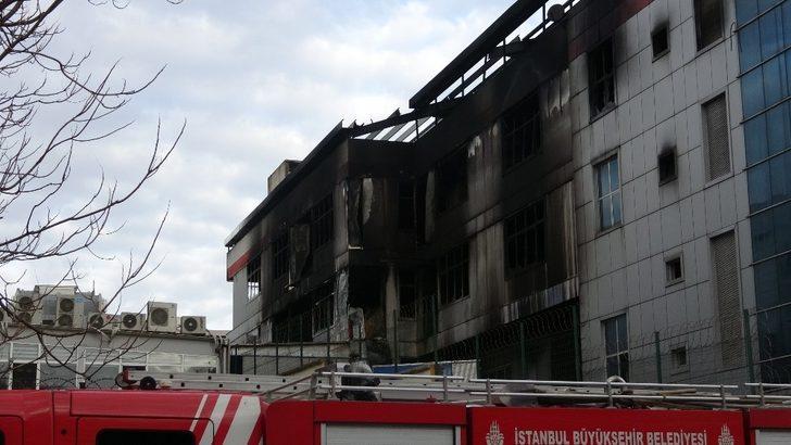 Ümraniye’de yanan fabrikada itfaiye ekiplerinin çalışması sürüyor G3