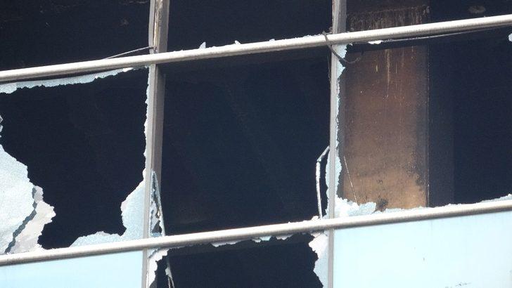 Ümraniye’de yanan fabrikada itfaiye ekiplerinin çalışması sürüyor G4