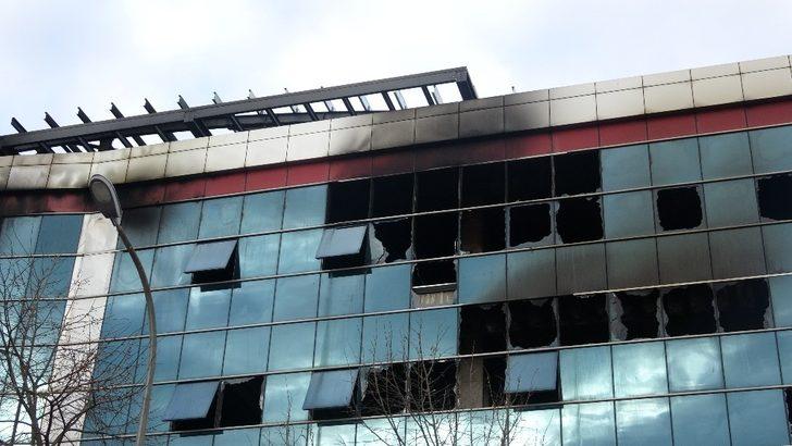 Ümraniye’de yanan fabrikada itfaiye ekiplerinin çalışması sürüyor G5