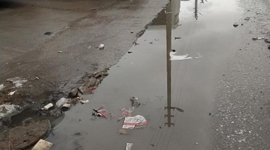 Kanalizasyon patladı, mahalle pislik i&ccedil;inde kaldı