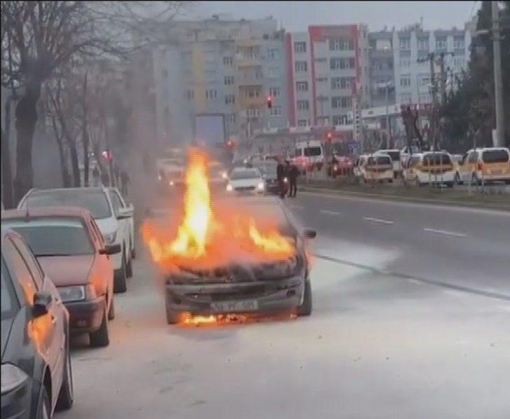 Seyir halindeki araç cayır cayır yandı G1
