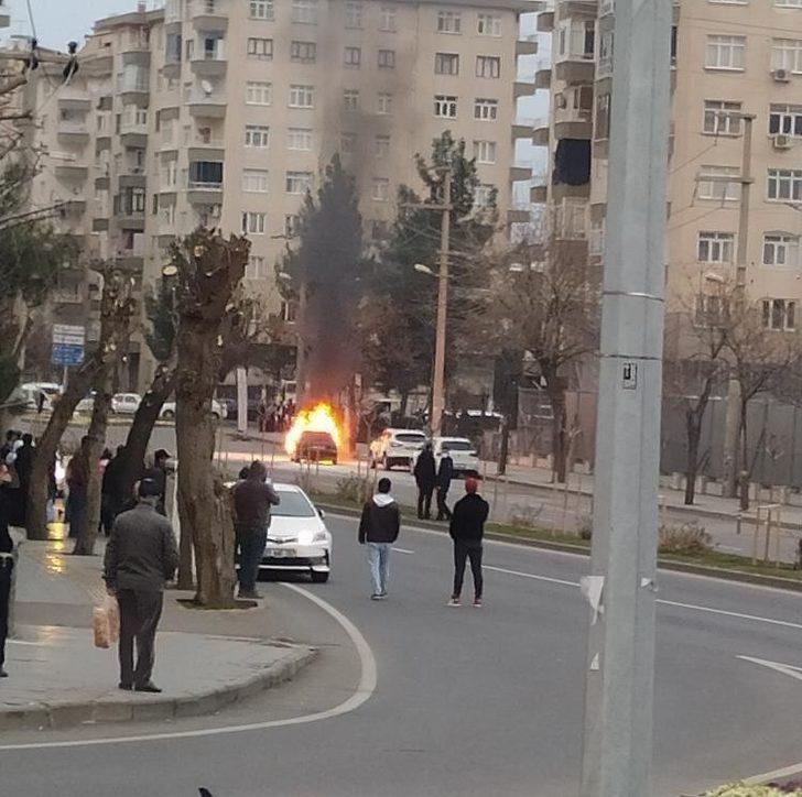 Seyir halindeki araç cayır cayır yandı G2