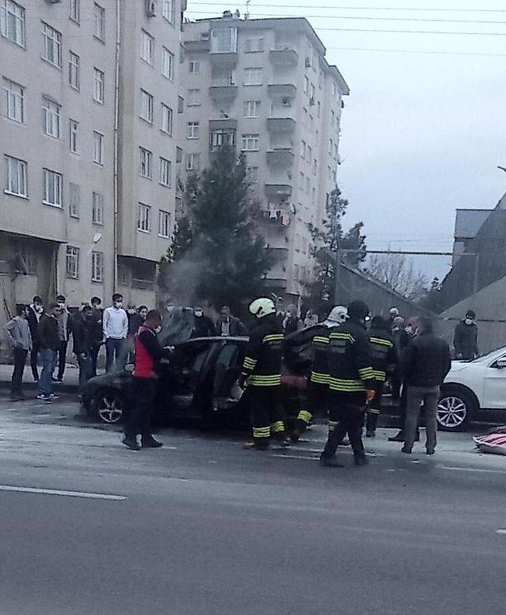 Seyir halindeki araç cayır cayır yandı G3