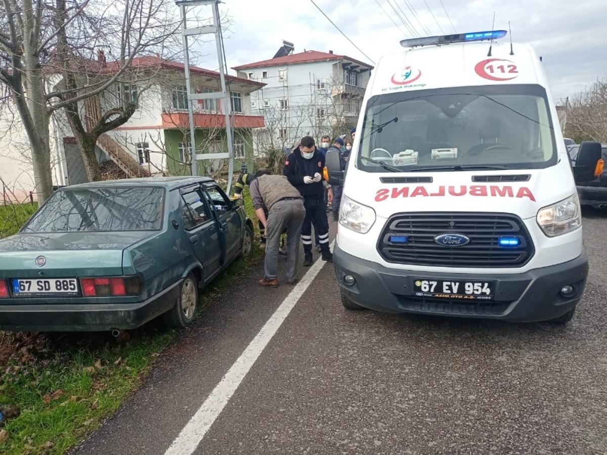 Kontrolden &ccedil;ıkan ara&ccedil; elektrik direğine &ccedil;arptı: 2 yaralı