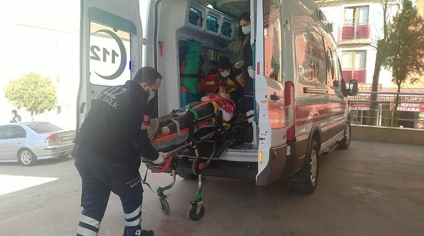 Aniden yola &ccedil;ıkan gen&ccedil; kıza otomobil &ccedil;arptı