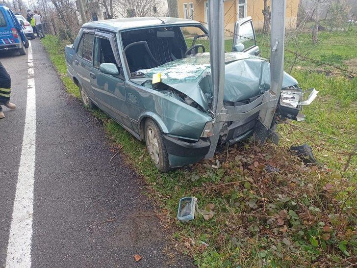 Kontrolden çıkan araç elektrik direğine çarptı: 2 yaralı G3