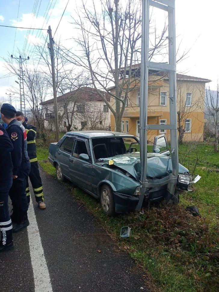 Kontrolden çıkan araç elektrik direğine çarptı: 2 yaralı G4