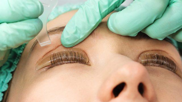 Kadınların yeni trendi: Daha dolgun daha uzun kirpikler için kirpik perması nasıl yaptırılıyor? 