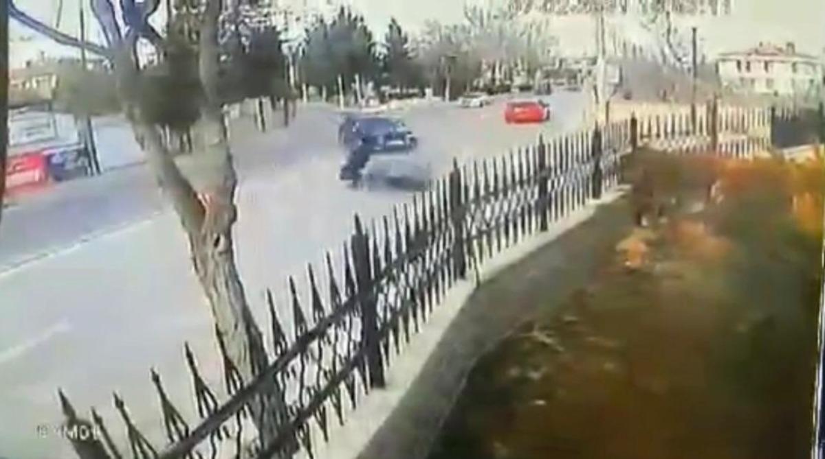 Otomobilin &ccedil;arptığı motosiklet s&uuml;r&uuml;c&uuml;s&uuml; kurtarılamadı