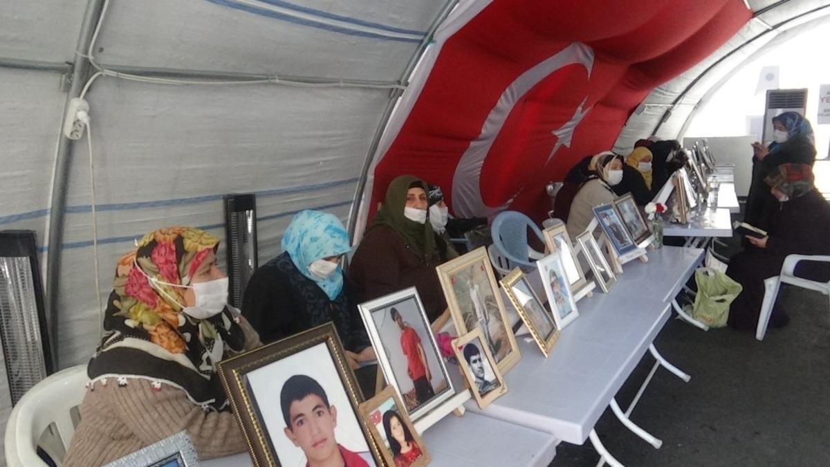 HDP &ouml;n&uuml;ndeki ailelerin evlat n&ouml;beti kararlılıkla s&uuml;r&uuml;yor
