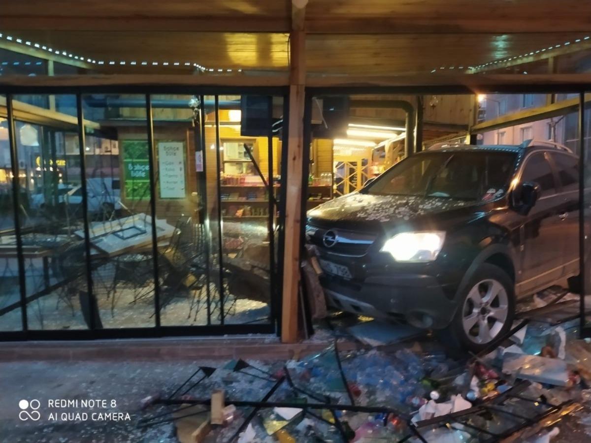 Aracıyla kafeye girdi, &ccedil;alışan kadın &ouml;l&uuml;mden kıl payı kurtuldu