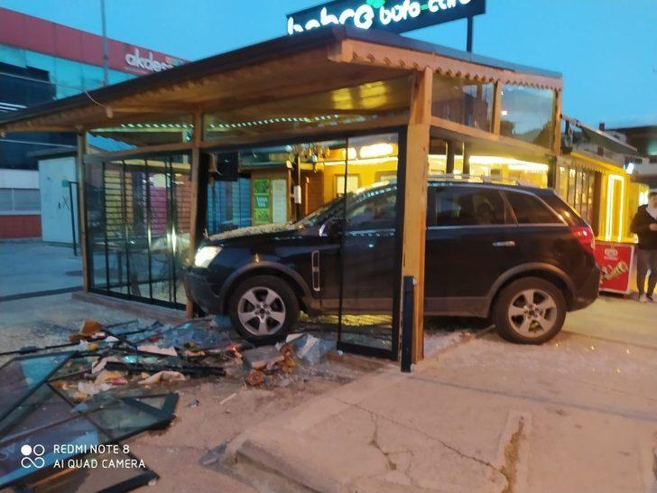 Aracıyla kafeye girdi, çalışan kadın ölümden kıl payı kurtuldu G2