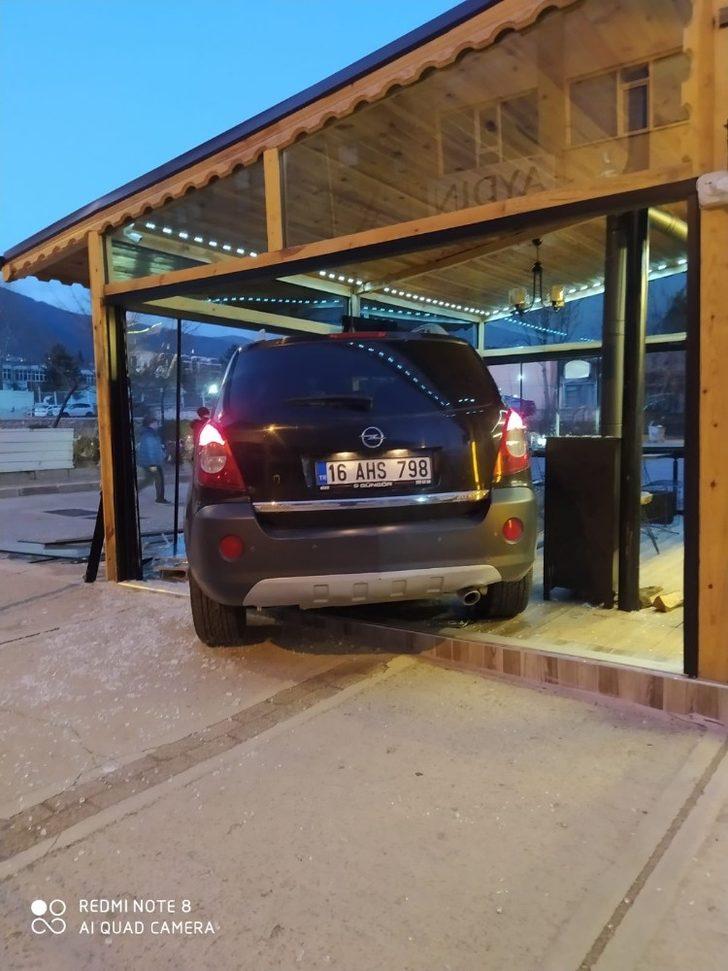 Aracıyla kafeye girdi, çalışan kadın ölümden kıl payı kurtuldu G4