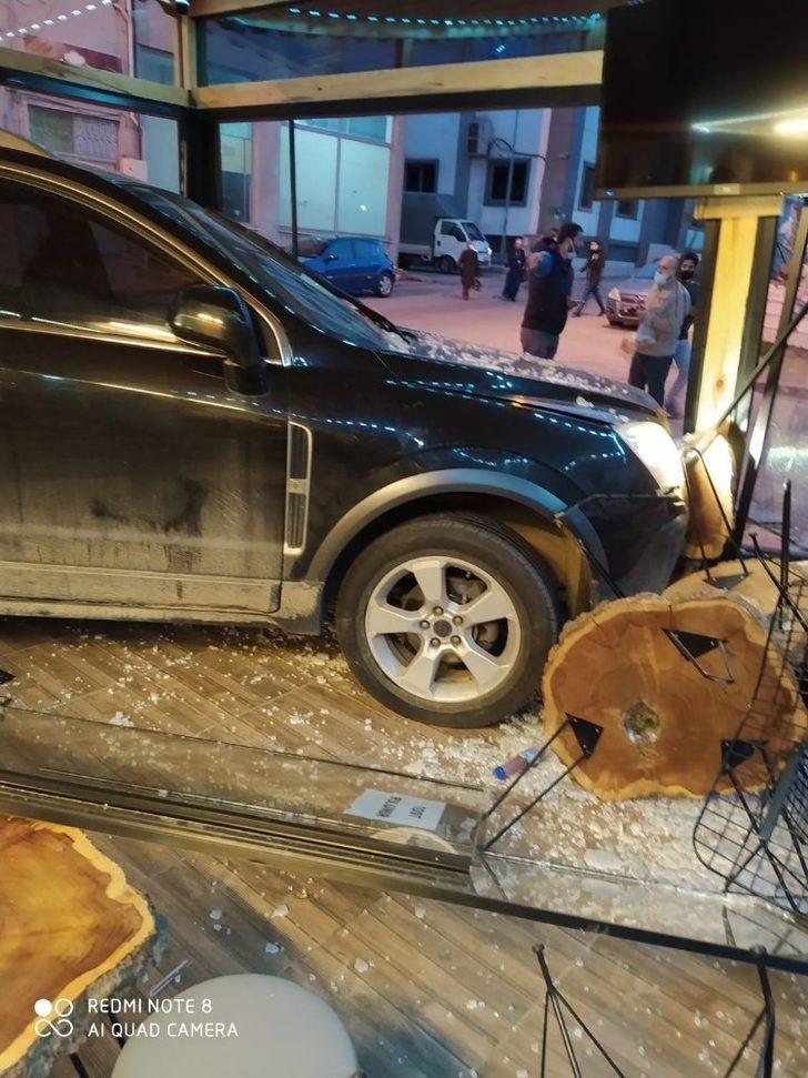 Aracıyla kafeye girdi, çalışan kadın ölümden kıl payı kurtuldu G5