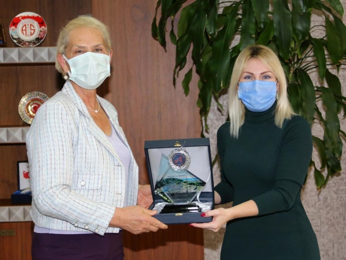 Patara Kazı Başkanı Prof.Dr. Işık&rsquo;a plaket