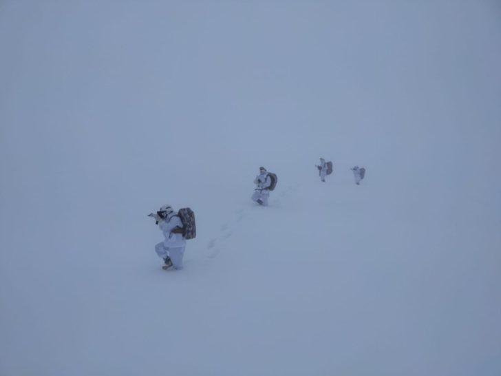 Yer yer 1 metreyi bulan karda, "Eren-7 Mercan- Munzur" operasyonu sürüyor G3