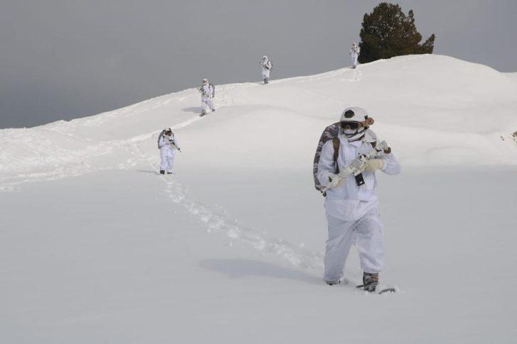 Yer yer 1 metreyi bulan karda, "Eren-7 Mercan- Munzur" operasyonu sürüyor G5
