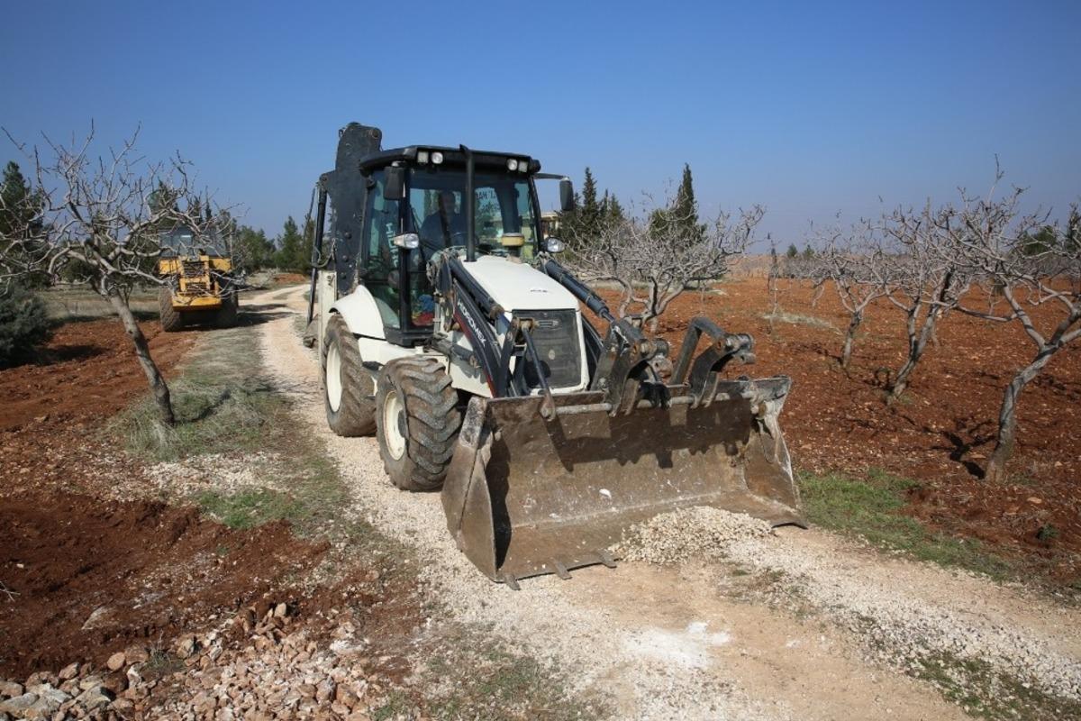 Karak&ouml;pr&uuml; kırsalı &ccedil;amurdan kurtarılıyor