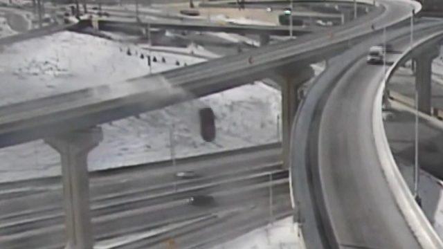 ABD'de kamyonet üst geçitten 21 metre aşağı düştü