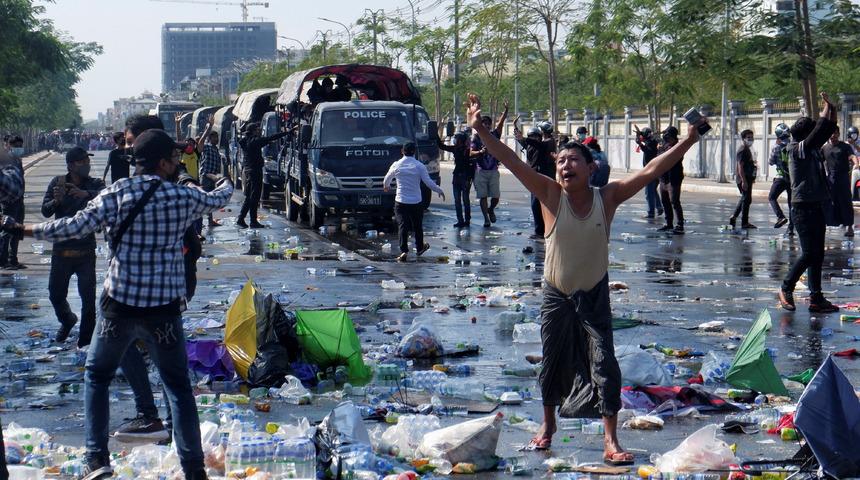 Myanmar'da polisi darbe karşıtlarına plastik mermiyle müdahale etti