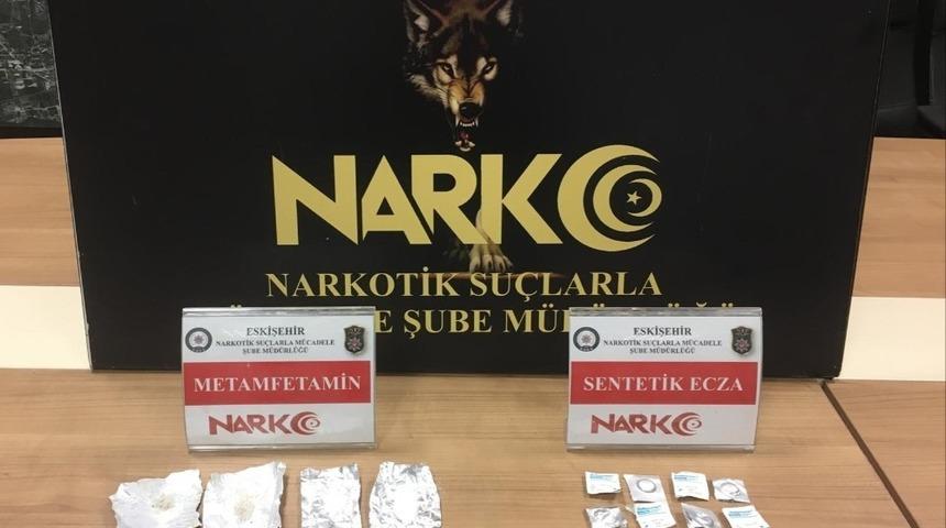 Gen&ccedil;leri zehirlemeye &ccedil;alışan 2 uyuşturucu satıcısı tutuklandı