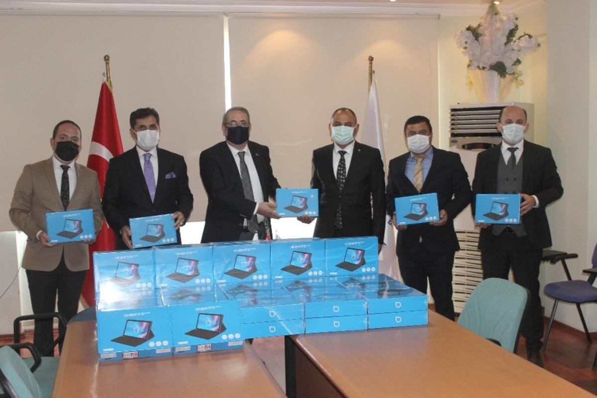 Salihli Ticaret Borsası&rsquo;ndan eğitime tablet desteği