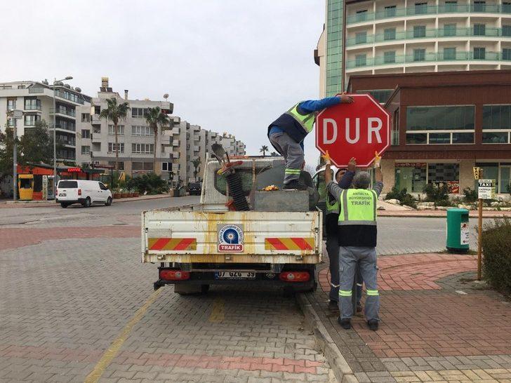Alanya’da trafik levhaları yenileniyor G3