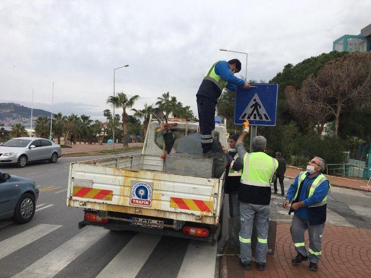 Alanya’da trafik levhaları yenileniyor G4