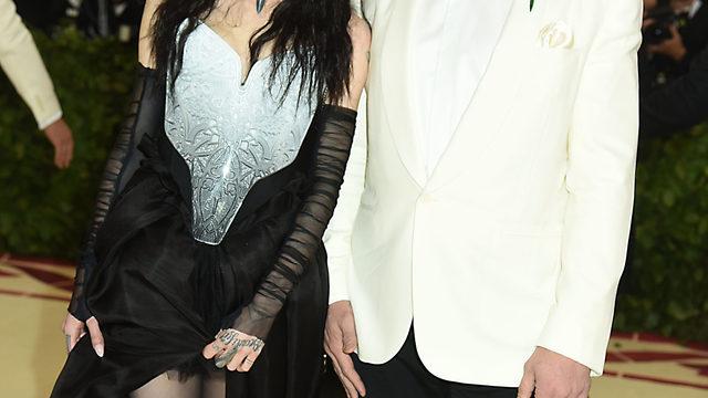 Elon Musk'ın sevgilisi Grimes, beynine çip taktırmayı planlıyor