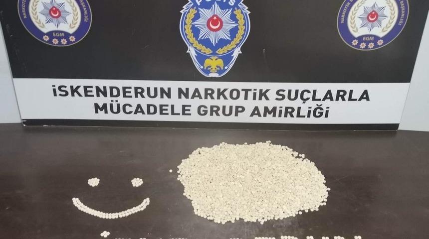 Otomobilden 5 bin 700 adet uyuşturucu hap çıktı