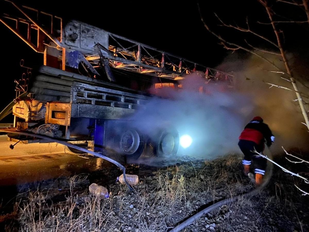 Seyir halindeki sondaj kamyonun lastikleri yandı