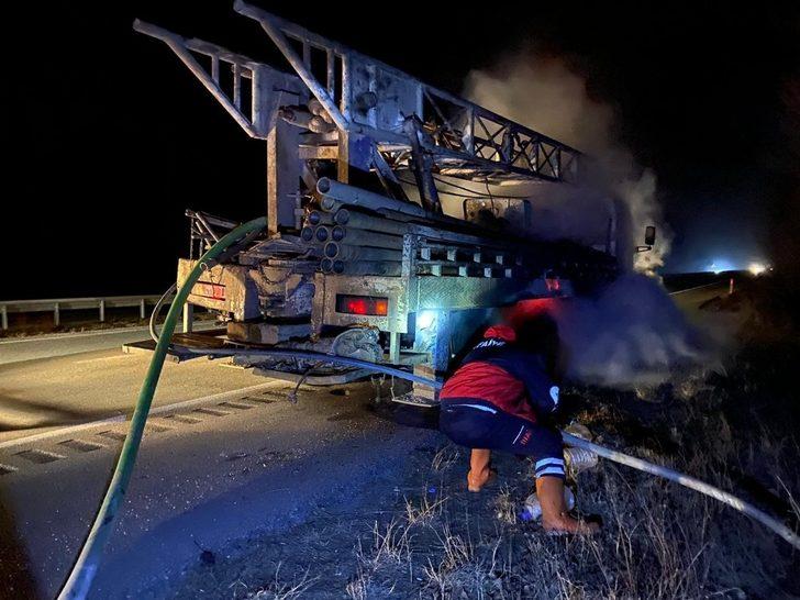 Seyir halindeki sondaj kamyonun lastikleri yandı G2