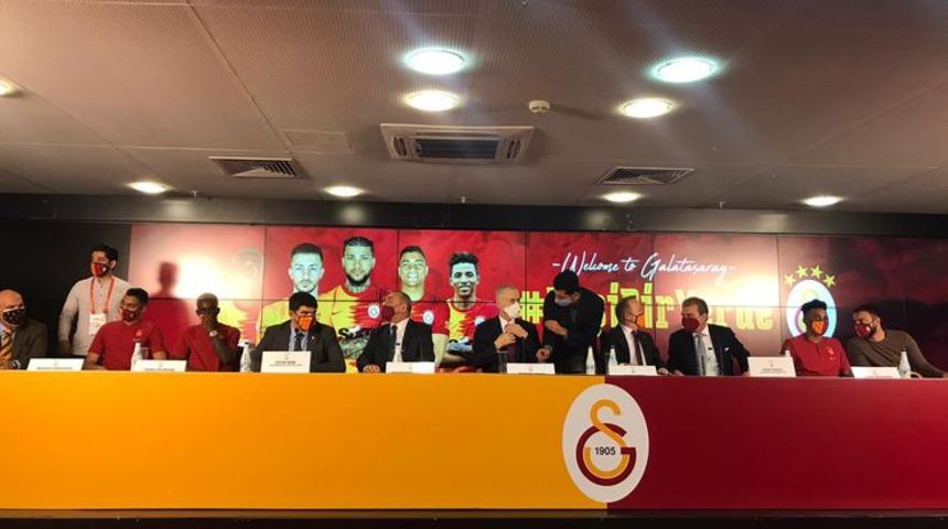 Galatasaray 5 yeni transferi için imza töreni düzenledi