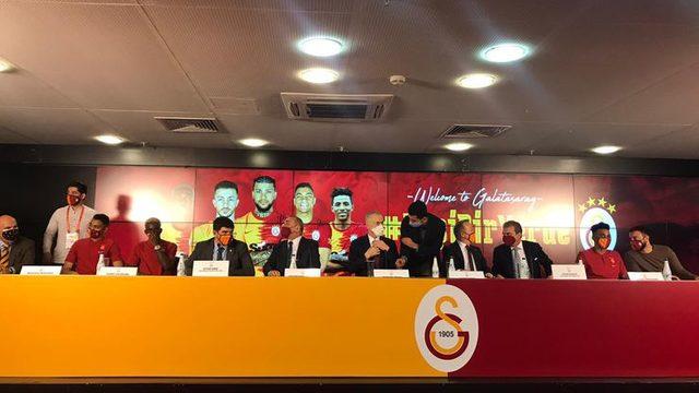 Galatasaray 5 yeni transferi için imza töreni düzenledi