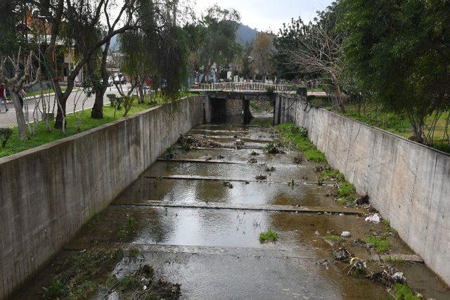 Atık tutucu, çöplerin denize gelmesini engelliyor