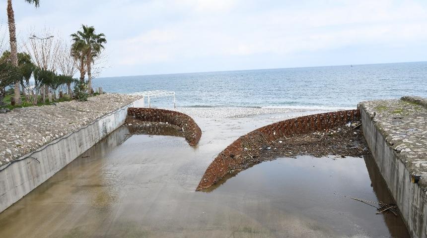 Atık tutucu, &ccedil;&ouml;plerin denize gelmesini engelliyor