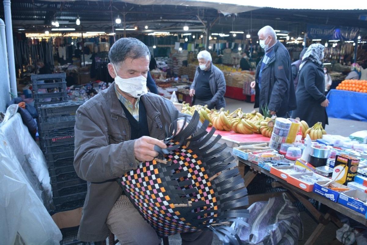 15 yıldır ambalaj atıklarından &ccedil;anta yapıyor