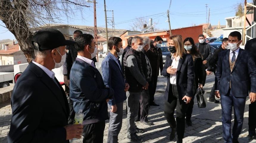 Vali Becel, Bozca k&ouml;y&uuml;n&uuml; ziyaret etti