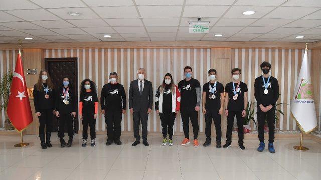 Davraz Kayak Spor Kulübü, Alp Kayak yarışmalarında 5 madalya kazandı