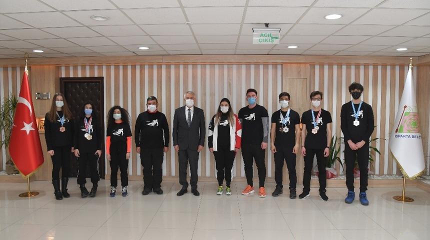 Davraz Kayak Spor Kul&uuml;b&uuml;, Alp Kayak yarışmalarında 5 madalya kazandı