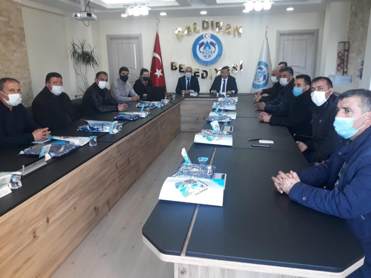 &Ccedil;aldıran&rsquo;da mahalle muhtarıyla istişare toplantısı