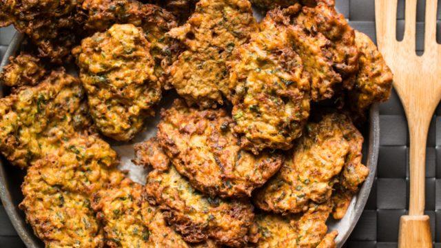 Nar gibi kızaran, dağılmayan kabak mücver tarifi! Lastik gibi olmaması için...