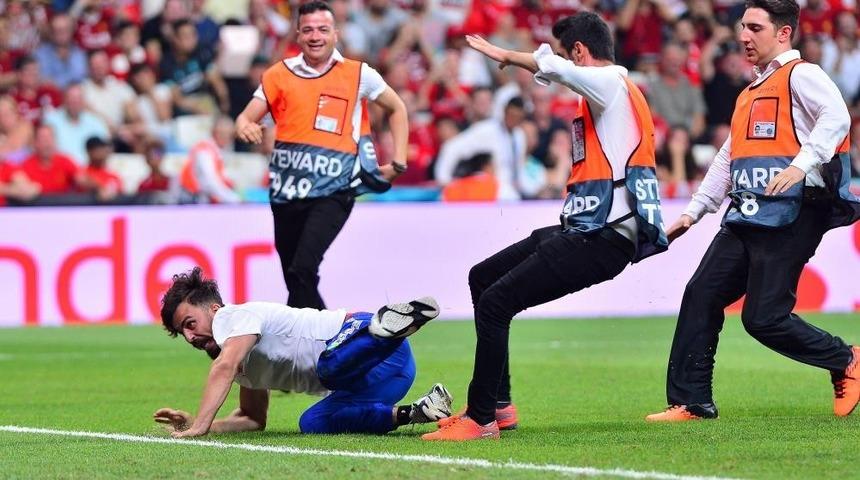 UEFA S&uuml;per Kupa final ma&ccedil;ında sahaya atlayan Youtuber&rsquo;a hapis cezası
