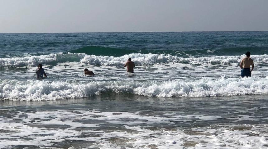 Onları dalgalar bile durduramadı! Şubat ayında deniz keyfi