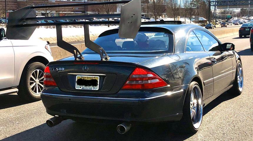 McLaren Senna GTR'nin kanadı Mercedes CL 500'e uyar mı?