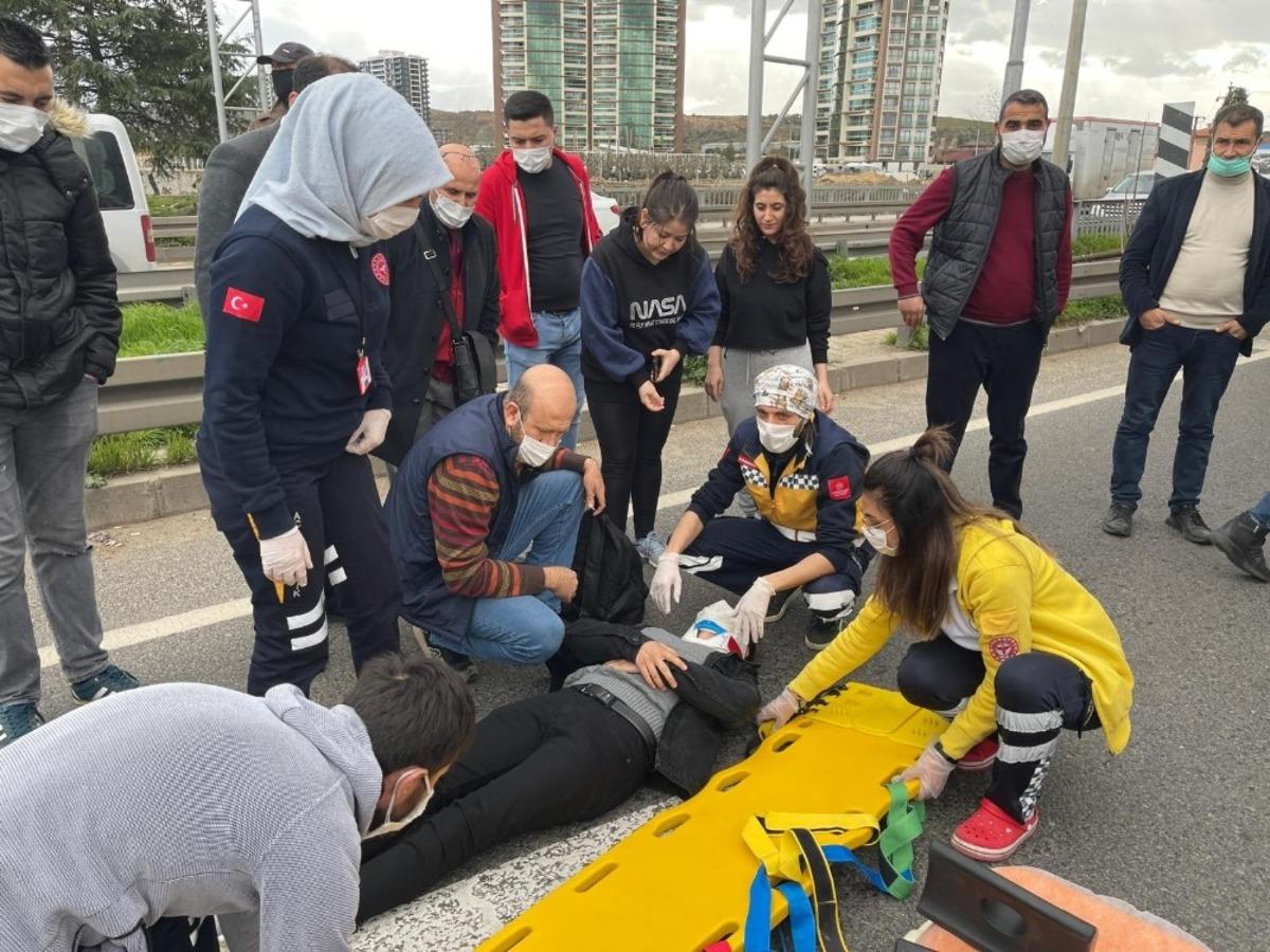 Yolun karşısına ge&ccedil;meye &ccedil;alışan gence otomobil &ccedil;arptı