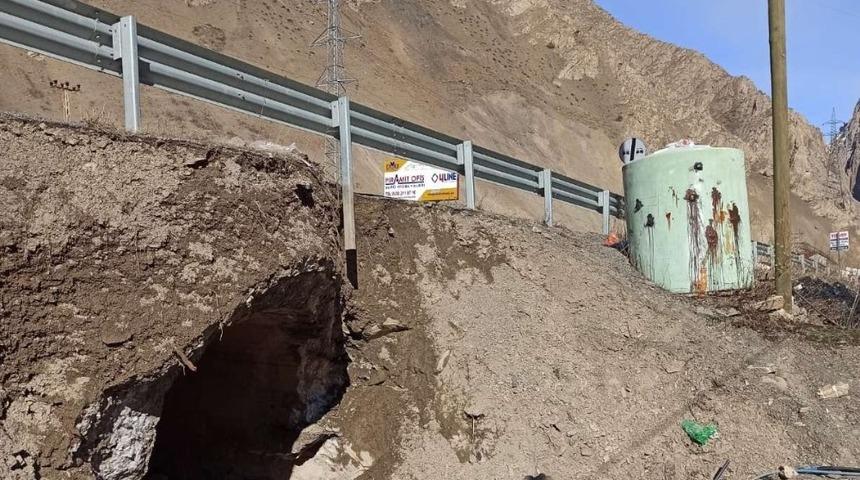 Hakkari-Van karayolundaki köprüde çökme